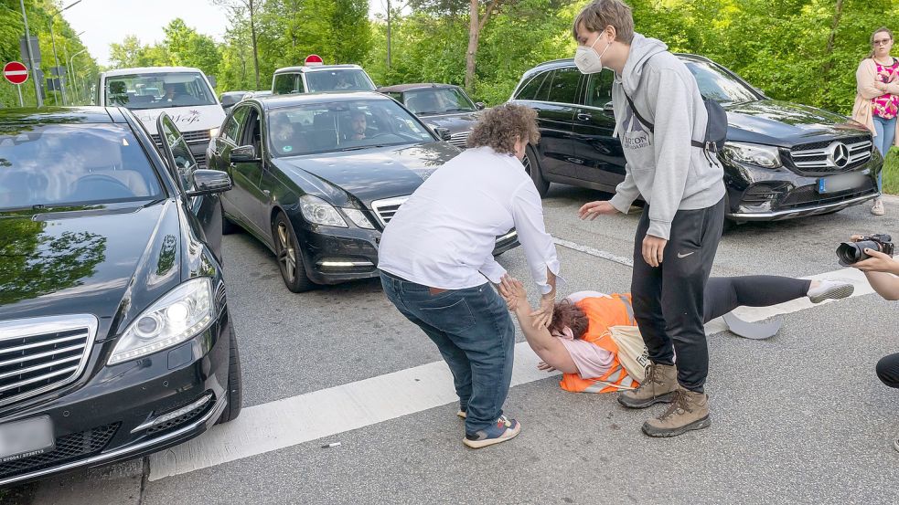 Regelmäßig greift die „Letzte Generation“ mit Sitzblockaden in den Straßenverkehr ein. Foto: dpa/Peter Kneffel