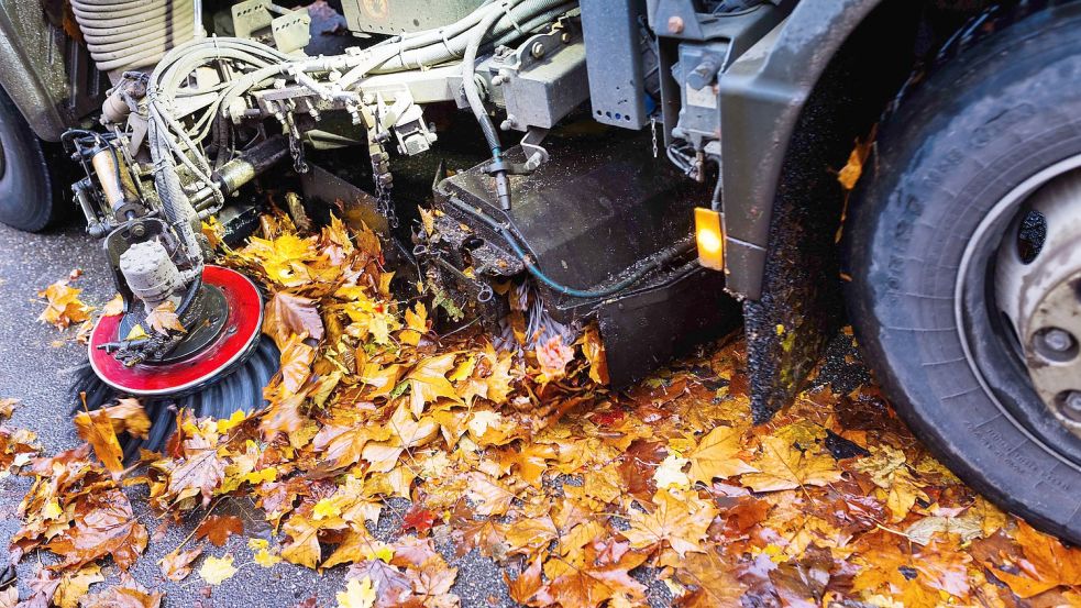 Die Gebühren für die Straßenreinigung werden im kommenden Jahr in Aurich steigen. Foto: DPA