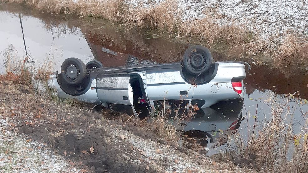 Der Wagen der Frau landete im Kanal. Foto: Feuerwehr