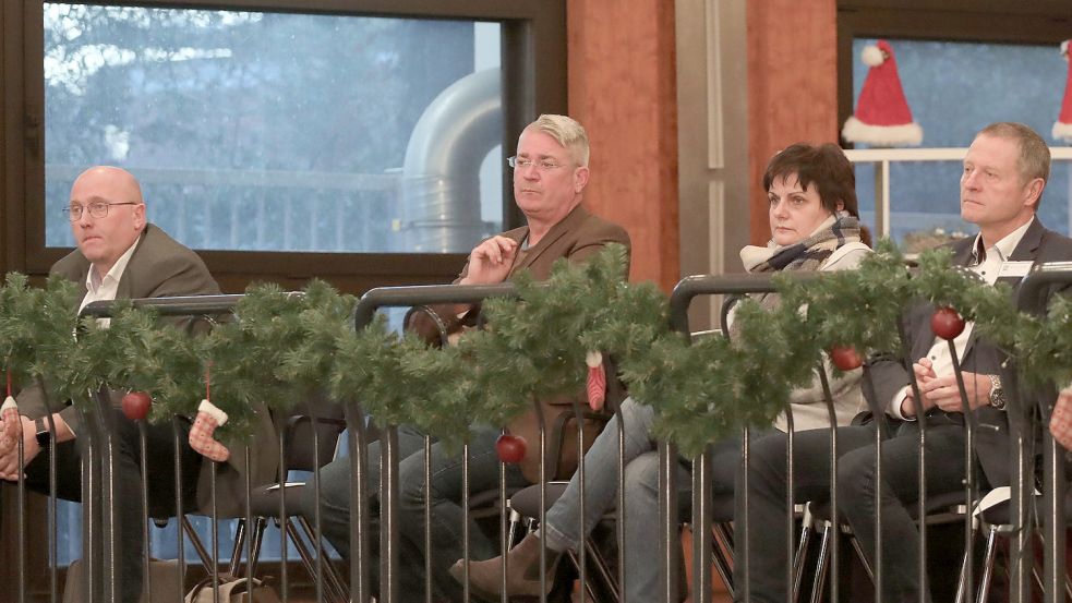 Die Klinik-Führung mit (von links) Interims-Geschäftsführer Heiko Goldenstein, den Betriebsräten Helge Brötje und Gaby Goldenstein sowie Andreas Epple war bei der Kreistagssitzung in der Auricher Stadthalle dabei. Foto: Romuald Banik