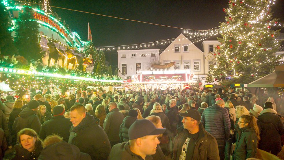 Besucher aus Nordrhein-Westfalen oder Südniedersachsen kommen seltener nach Aurich zum Weihnachtsmarkt. Foto: Stephan Friedrichs