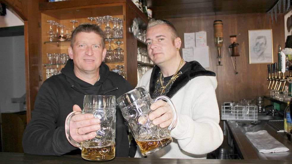 Gerd (links) und Nando Hecht aus Franken führen seit anderthalb Jahren den Gasthof Zur Waage in Marienhafe. Sie haben den Brookmerlandern die Maß nähergebracht. Foto: Karin Böhmer