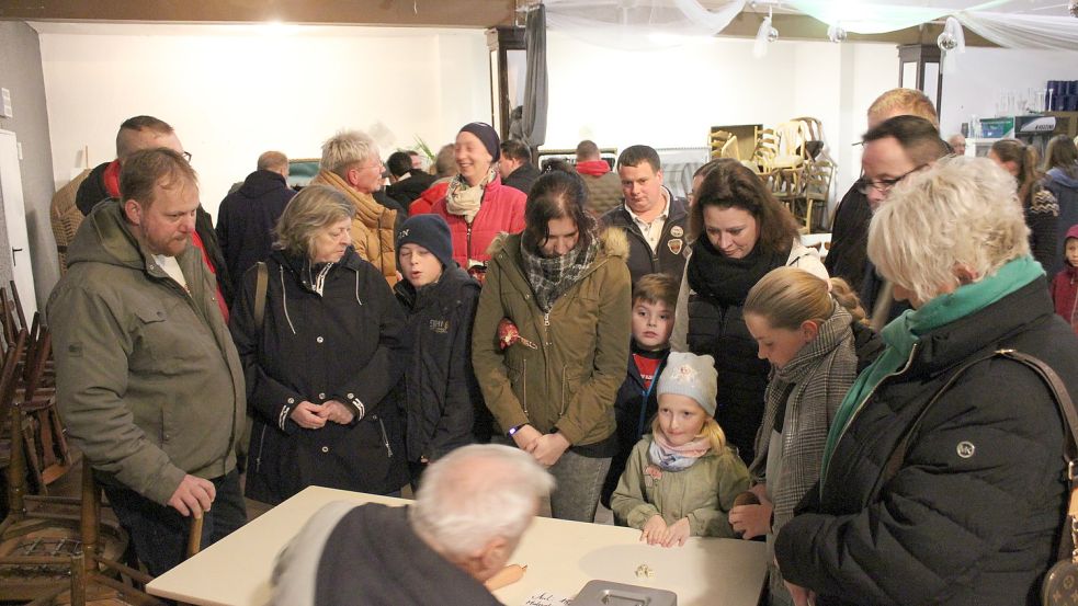 Ganz neuer Brauch für die Franken: die Nikolausverknobelung, die am Montag erstmals mit großem Andrang bei ihnen stattfand. Foto: Karin Böhmer