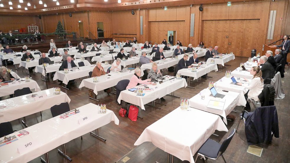 Der Auricher Kreistag kam am Donnerstag zu seiner letzten Sitzung in diesem Jahr in der Stadthalle zusammen.Foto: Romuald Banik