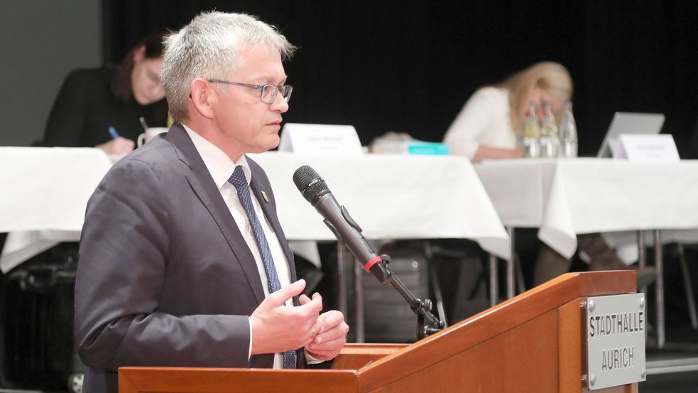 Landrat Olaf Meinen bat die Kreispolitiker um Geduld. Foto: Romuald Banik