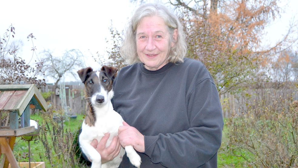 Susanne Dickhut aus Großefehn mit ihrer Hündin Vicky in ihrem Garten. Foto: Neelke Harms