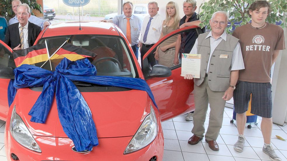Für seinen Opa Johann Podciarski stellte Simon Reunitz (rechts) schon bei der WM 2010 ein Team auf und gewann das Auto.