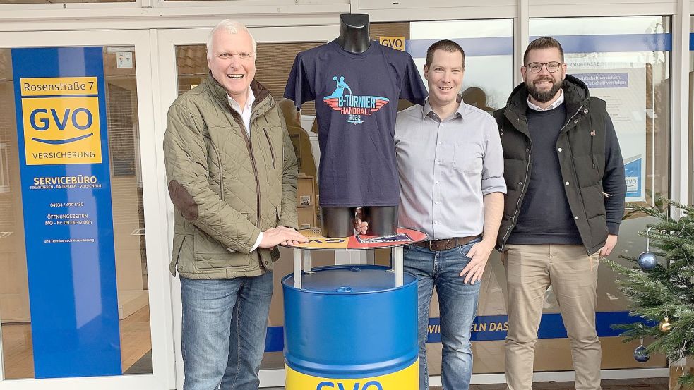 Gernold Lengert (von links, Vorstandsvorsitzender der GVO Versicherung), Peter Adena (Orga-Team) und Eike Holzhausen (GVO-Regionalleiter) präsentierten das diesjährige Turnier-Shirt und blicken mit Freude auf den Turnierstart am 23. Dezember. Foto: privat