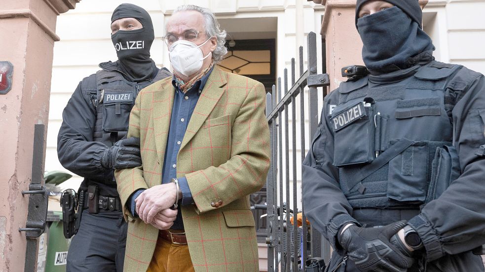 Bei einer Razzia gegen sogenannte „Reichsbürger“ führen vermummte Polizisten Heinrich XIII Prinz Reuß zu einem Polizeifahrzeug. CDU-Politiker Frei spricht von „einer Gefahr für unser Land Foto: BORIS ROESSLER