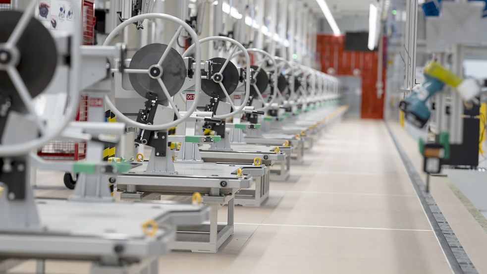 Die neue Produktionslinie bei Brose Sitech in Emden, an der Cockpits für das Elektroauto VW ID 4 montiert werden. Foto: Brose Sitech