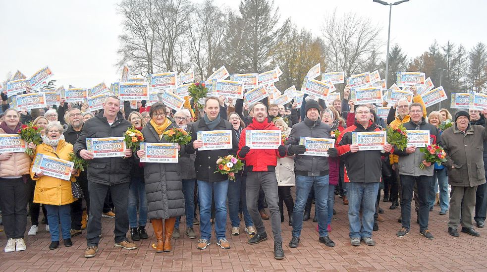 Strahlende Gesichter bei den Wiesmoorer Gewinnern der Postcode-Lotterie. Foto: Gerd-Arnold Ubben