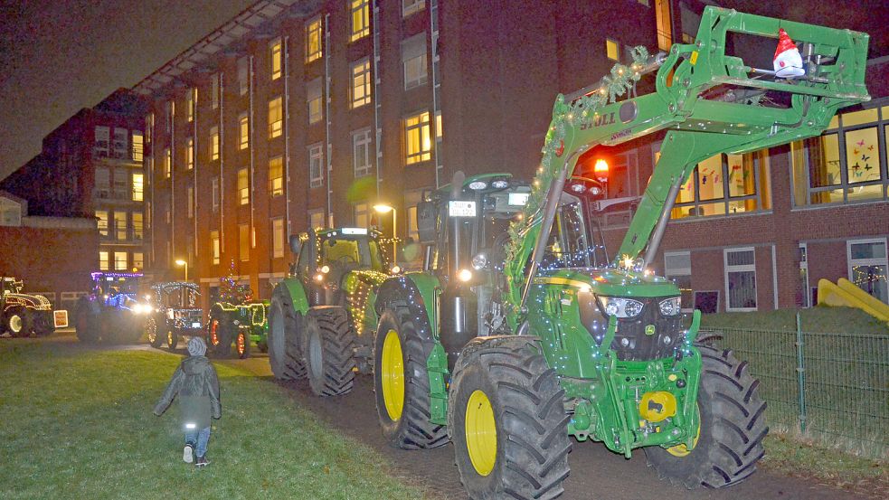 Der Trecker-Korso dreht mehrere Runden um das Auricher Krankenhaus. Foto: Aiko Recke