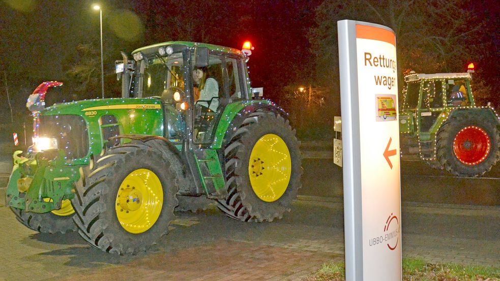 Wo sonst Rettungswagen einbiegen, rollten weihnachtliche Traktoren an. Foto: Aiko Recke
