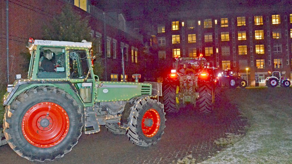 Zahlreiche Patienten kamen an die Fenster, um sich das Spektakel anzusehen. Foto: Aiko Recke