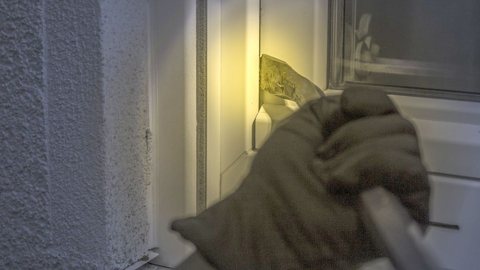 Ein Einbrecher hebelt ein Fenster auf. Foto: Pixabay