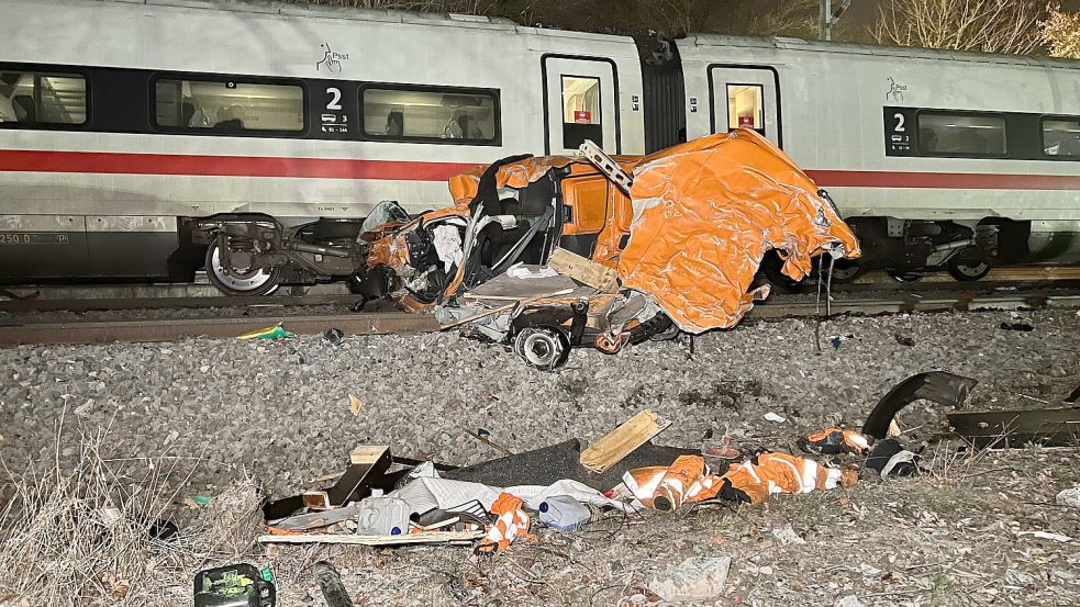 In dem komplett zerstörten Pkw befanden sich ersten Angaben nach keine Personen. Foto: baulicht-news.de