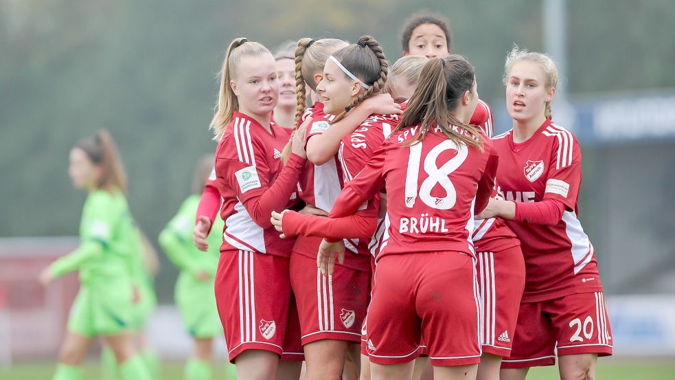 Die Auricher B-Juniorinnen sind in dieser Bundesliga-Saison nicht zu stoppen. Von elf Spielen haben sie zehn gewonnen, nur gegen den Zweiten Meppen kassierten die talentierten Fußballerinnen eine Niederlage. Am 3. März findet das Rückspiel gegen die Emsländerinnen statt. Foto: Stephan Friedrichs