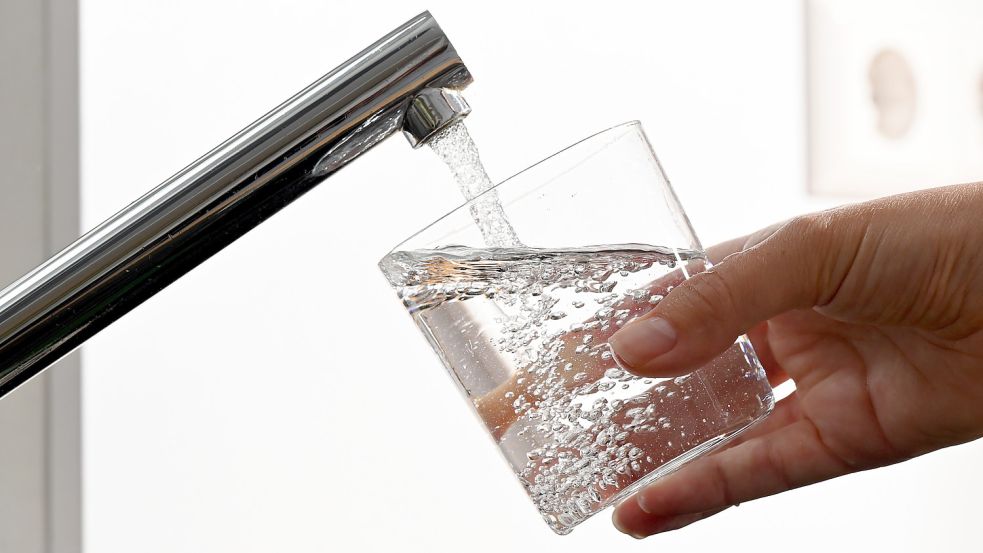 Das Trinkwasser im Gebiet des OOWV wird zum 1. Januar 2023 teurer. Foto: DPA