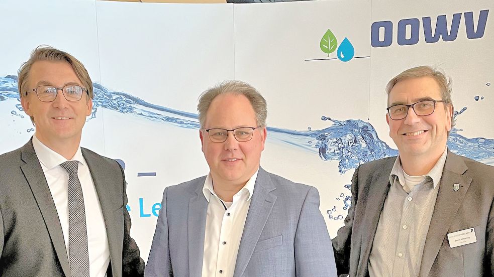 OOWV-Vorsteher Sven Ambrosy (rechts) und Geschäftsführer Karsten Specht (links) begrüßten Harald Hinrichs (Esens) als neues Mitglied im 13-köpfigen Vorstand des OOWV. Foto: Heiko Poppen/OOWV