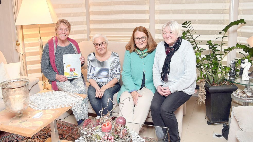 Der Vorstand des neuen Vereins „FöV Ihlower Lese- und Mathe-Inseln“: Vorsitzende Mareka Hillerns (von links), Stellvertreterin Anneliese Saathoff, Schriftführerin Annegret Coordes, Kassenwartin Angelika Grote. Auf dem Bild fehlen die beiden Beisitzerinnen Ina Dirks und Wilma Gerjets. Foto: Gerd-Arnold Ubben