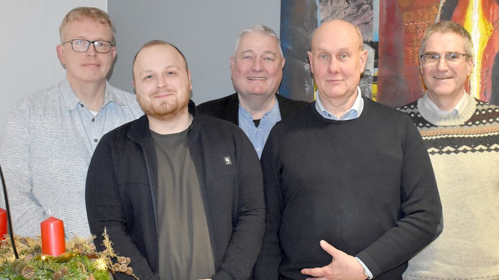 Zur Lenkungsgruppe gehören (von links): Bernhard Groyen (Kirchenvorstand Langholt), Hajo Kromminga (Kirchenvorstand Westrhauderfehn) sowie die Pastoren Martin Sundermann (Langholt), Hartmut Kutsche (Rhaude/Westrhauderfehn) und Frerich Dreesch-Rosendahl (Westrhauderfehn). Auf dem Foto fehlt Walfried Pofalla (Kirchenvorstand Rhaude). Foto: Zein