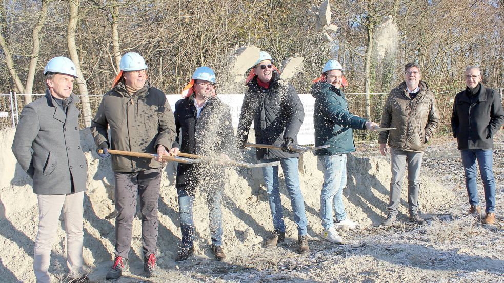 Beim Spatenstich gaben Holger Schmidt, von links, Geschäftsführer Freytag & v. d. Linde, Matthias Bischoff und Hans Körte von der Edeka Minden-Hannover, Markt-Inhaber Manfred Kruse und sein Sohn Marco Kruse sowie Samtgemeindebürgermeister Gerhard Ihmels und Bauamtsleiter Jochen Behrens alles. Foto: Karin Böhmer