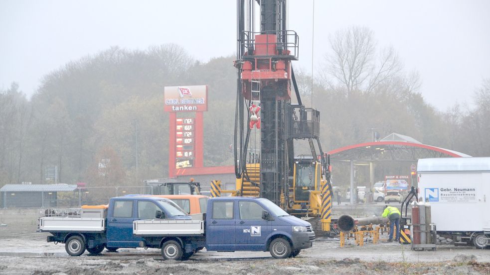 Vor rund zwei Wochen wurde die Ramme schon mal aufs Gelände gebracht. Foto: Aiko Recke