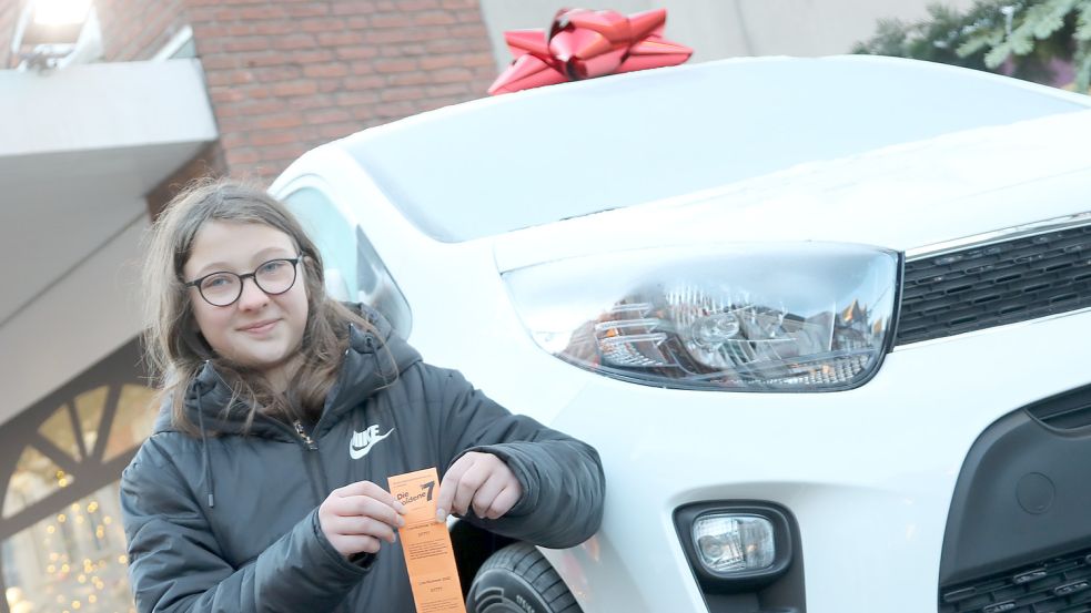 Die elfjährige Finja Ressel aus Upgant-Schott hat das Glückslos gezogen und einen Kia Picanto gewonnen. Foto: Romuald Banik