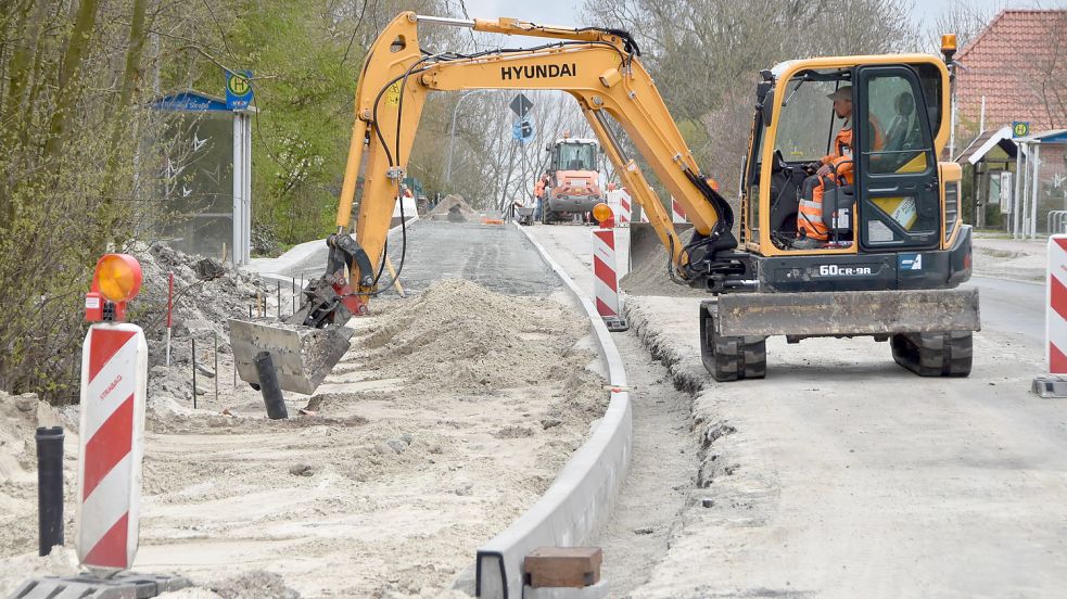 Der Landkreis plant auch Radwege an Landesstraßen, wie hier 2021 zwischen Grimersum (Krummhörn) und Wirdum (Brookmerland). Foto: Thomas Dirks