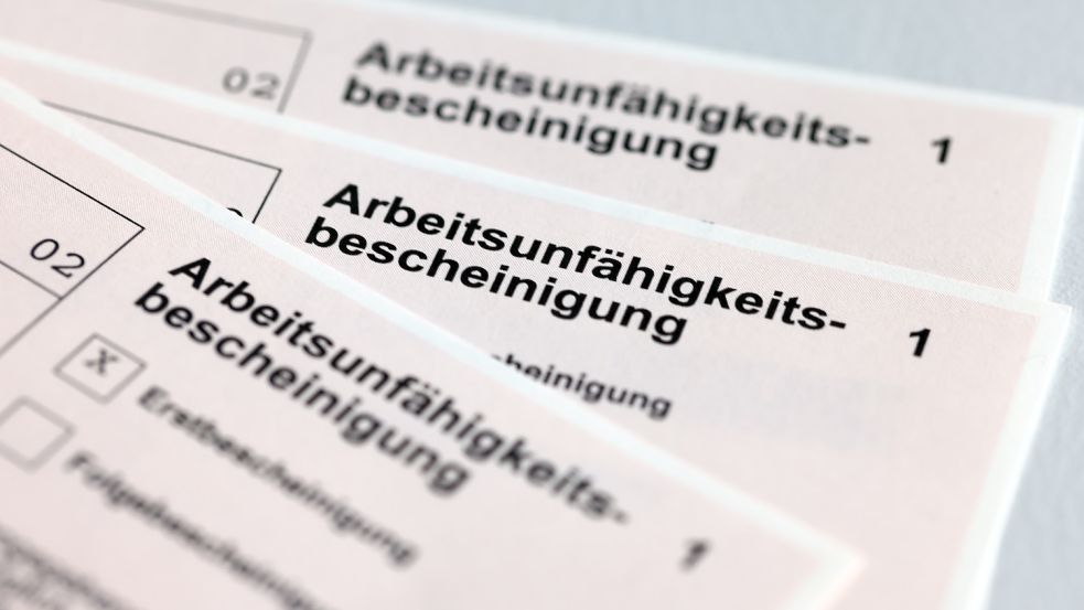 Arbeitsunfähigkeitsbescheinigungen für Arbeitnehmer im Falle einer Krankschreibung durch den Arzt. Foto: DPA