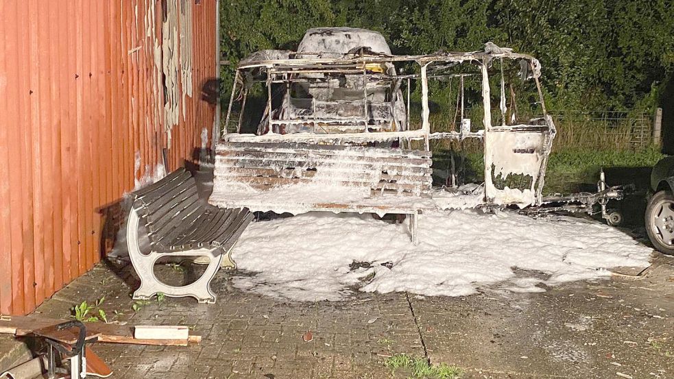 Anfang Juli 2021 brannte ein leerer Wohnwagen neben einer Scheune aus. Foto: Feuerwehr Wirdum