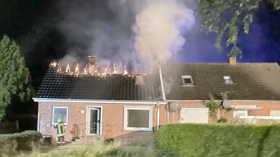 Der Dachstuhl einer Doppelhaushälfte im Kirchwarfenweg wurde im August 2021 komplett zerstört. Foto: Feuerwehr Wirdum