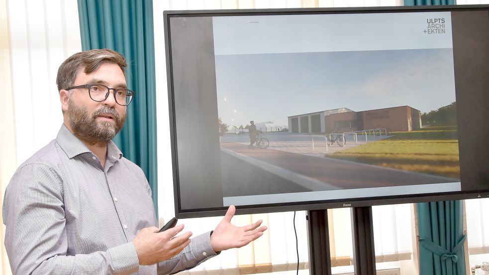 Schon etwas her: Architekt Marten Ulpts stellte im Juli 2021 die Planung für das neue Feuerwehrhaus in Osteel mittels Computeranimation vor. Foto: Thomas Dirks