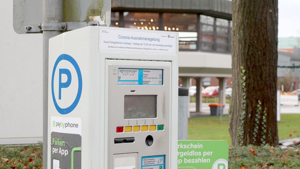 Die Corona-Aufkleber an den Parkautomaten werden nun entfernt. Foto: Romuald Banik