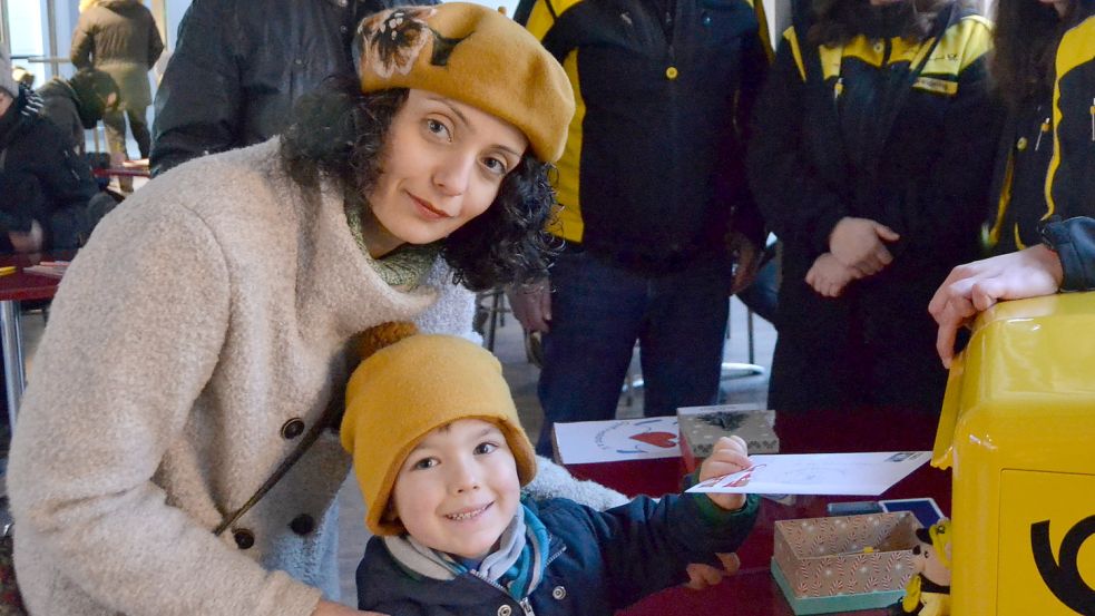 Der vierjährige Alexander schickte einen Brief aus der Markthalle an den Weihnachtsmann.Fotos: Aiko Recke