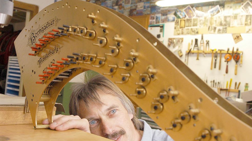 Jahrzehntelange Erfahrung in genauester Mechanik und Technik zahlen sich aus. Deutschlands einziger Harfenbau-Meisterbetrieb, Klaus Horngacher, beliefert die weltweit berühmtesten Orchester und Musiker. Foto: Sabine Braun