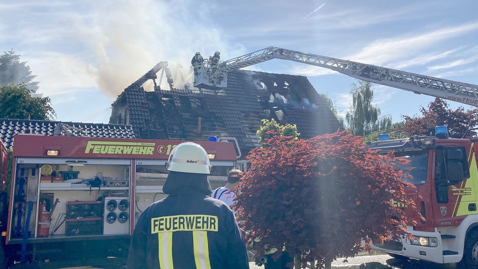 Feuerwehrleute bei einem Einsatz im Juni dieses Jahres in Südbrookmerland. Foto: Franziska Otto