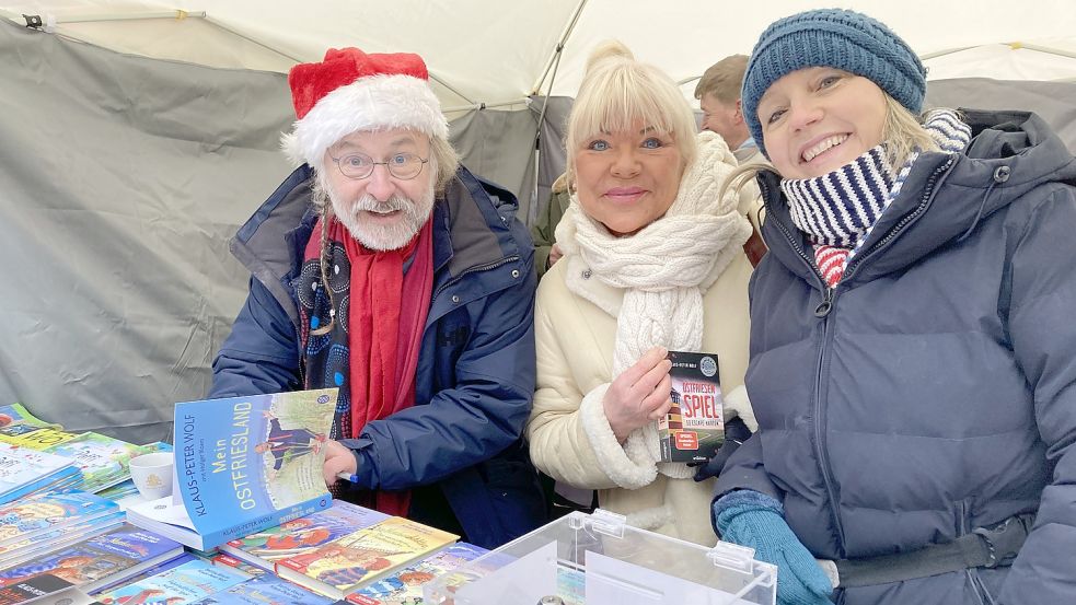 Klaus-Peter Wolf (links) und Bettina Göschl (rechts) luden ihre Fans am Sonnabend zur Signierstunde am Café ten Cate. Dr. Rita Trettin war extra aus Hamburg angereist, um ihr Idol zu treffen. Fotos: Rebecca Kresse