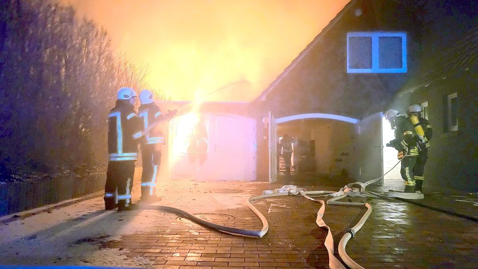 Mit einem großen Löschangriff bekämpften die Feuerwehren den Brand in Strackholt. Foto: Feuerwehr Großefehn