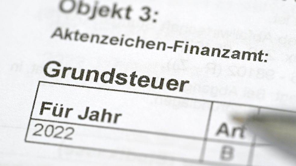 Die Grundsteuererklärung muss bis zum 31. Januar 2023 beim Finanzamt vorliegen. Bei einer versäumten Frist können höhere Kosten anfallen. Foto: dpa/Bernd Weißbrod