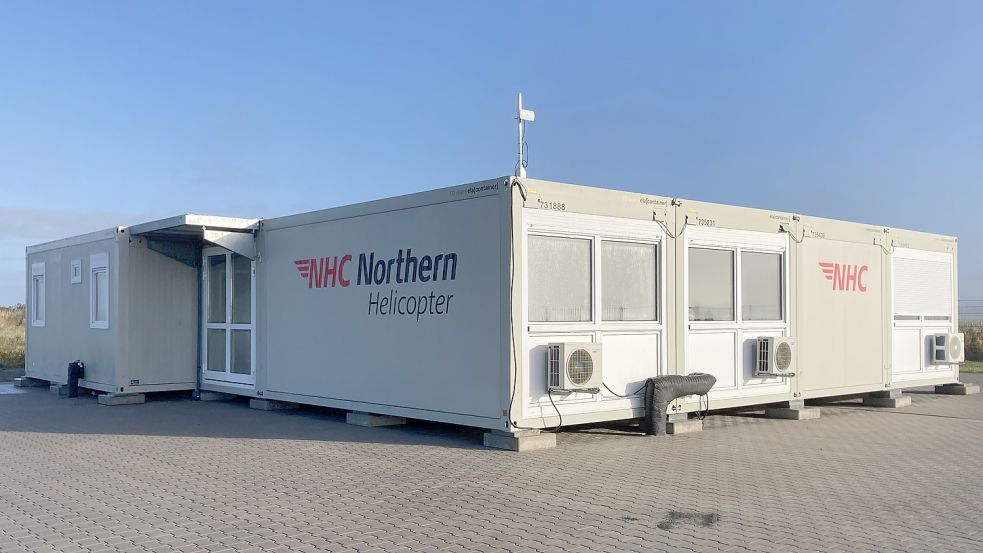 Noch arbeitet Northern Helicopter (NHC) auf dem Flugplatz Norddeich aus einem Container-Büro heraus. Schon bald entsteht hier ein neuer Hangar. Foto: Rebecca Kresse