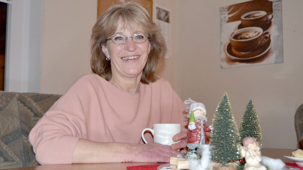 Elke Wirringa aus Berumbur an ihrem Esstisch. Die Beratungsstelle „Krebs und Beruf“ half ihr, nach einer schweren Erkrankung wieder Fuß zu fassen. Foto: Neelke Harms