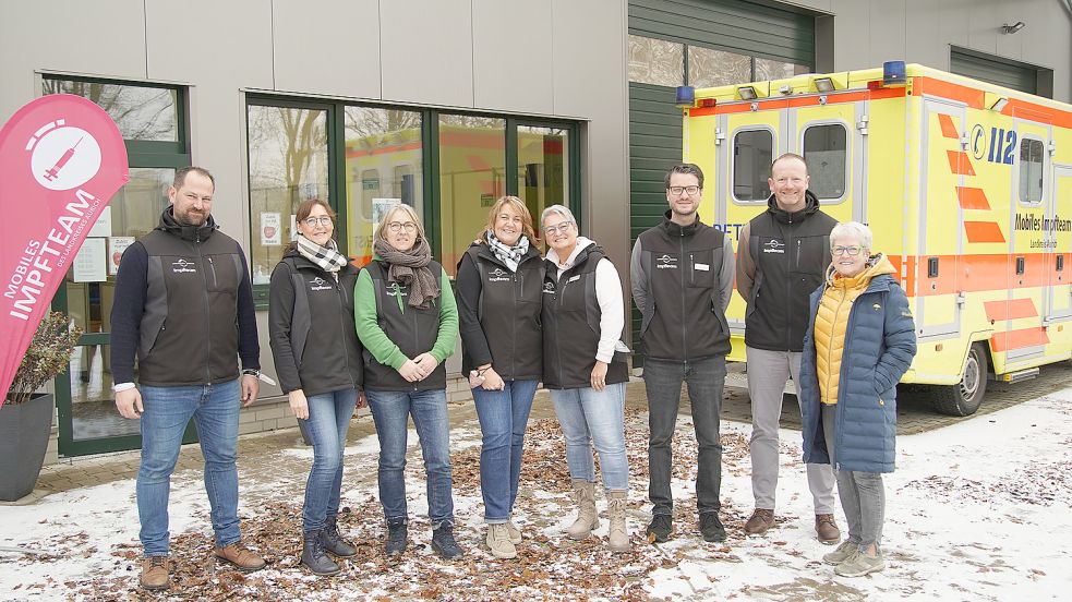 Die Mitglieder des Mobilen Impfteams (von links) Oliver Arends, Ute Detmers, Marion Hente, Silke Vienna, Birgit Kratz, Dr. Enno Kohlhoff sowie Leiter Norman Büchter und die stellvertretende Landrätin Antje Harms.Foto: privat