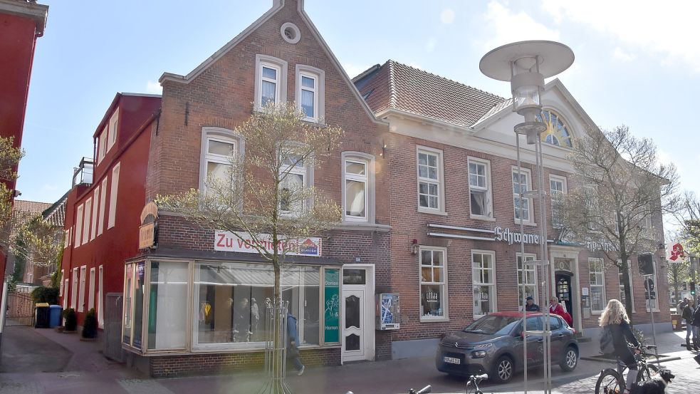 Um Medienberichte über die Wohnsituation von Flüchtlingen in dem Haus links neben der Schwanen-Apotheke in der Norder Osterstraße ging es. Foto: Thomas Dirks