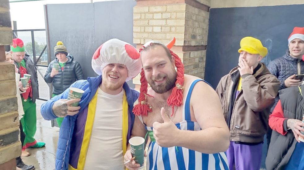 Der Moordorfer Simon Weber im Obelix-Kostüm (rechts) war bei der Dart-WM in London ein gefragter Mann. Er posierte für viele Fototermine mit anderen Besuchern im Ally Pally. Selbst in den Raucherpausen vor dem WM-Veranstaltungsgebäude nahm der Fotografiemarathon kein Ende. Fotos: privat