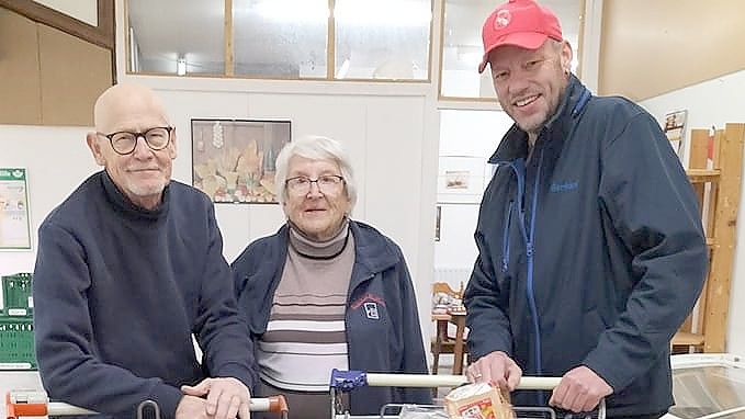 Die Mitarbeiter der Spieskamer nahmen am Mittwoch die Spende von Gerhard Geiken (rechts) von „Happy Trio“ entgegen. Foto: privat