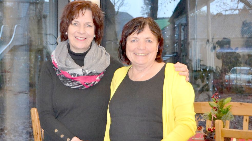 Henriette Lücken (rechts), Leiterin der Auricher Frauenselbsthilfe Krebs mit ihrer Stellvertreterin Heidi Dörnath-de Witte. Foto: Neelke Harms