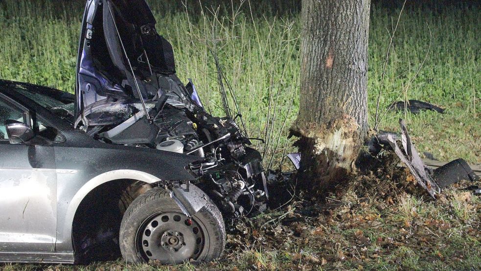 Der VW Golf Variant stieß am Ende einer Kurve frontal gegen einen Baum. Foto: Karin Böhmer