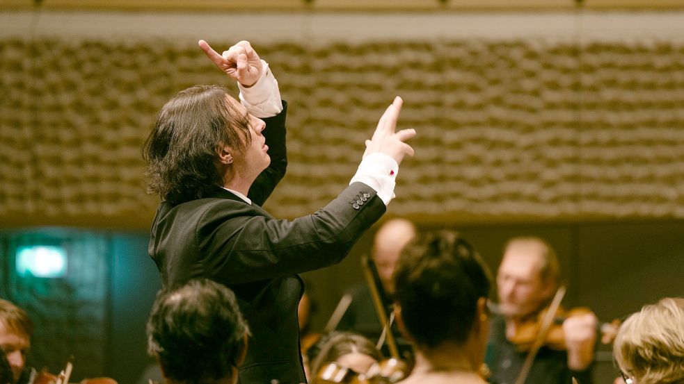 Ein Mann, der Kontroversen auslöst - und Begeisterung: Teodor Currentzis mit dem SWR Symphonieorchester in der Elbphilarmonie. Foto: Daniel Dittus