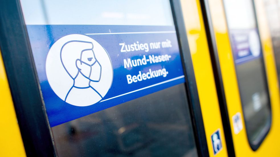 Noch gilt die Maskenpflicht in Niedersachsen im Öffentlichen Personennahverkehr. Aber im Frühjahr dürfte sie auch hier fallen. Foto: Hauke-Christian Dittrich/dpa